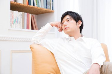 Asyalı adam evde rahatlatıcı