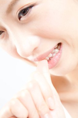 Tırnak yiyen Asyalı kadın, yaklaşın.