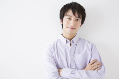 katlanmış silah ile genç adam