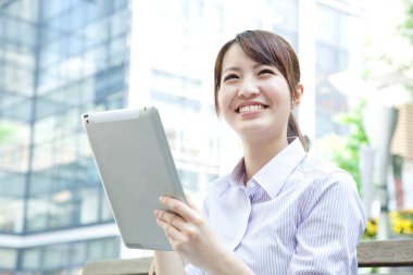 Asyalı kadın dijital tablet kullanma