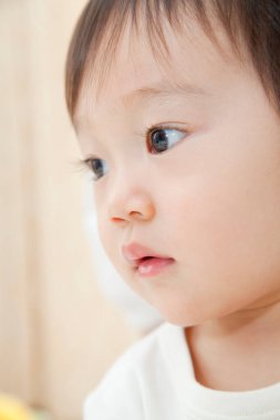 Kameraya bakan sevimli Asyalı çocuk.