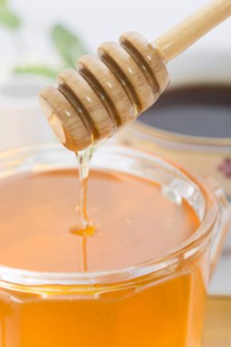 Beyaz arka planda taze organik bal, yakın plan -