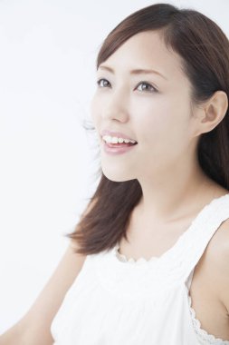 Genç, güzel Asyalı bir kadın izole edilmiş arka planda poz veriyor.  