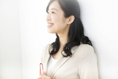 Beyaz ofisteki genç Asyalı kadın.