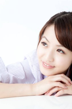 Yatakta yatan Asyalı kadının portresi.