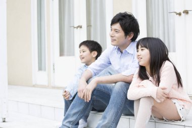 Baba oğul ve Dougter ev adım geziyor. 