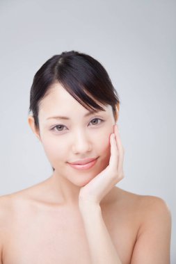 Temiz tenli güzel bir kadının portresi. güzellik tedavi konsepti, kozmetoloji ve spa 