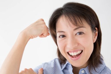 Güçlü pazılar gösteren Asyalı kadın.