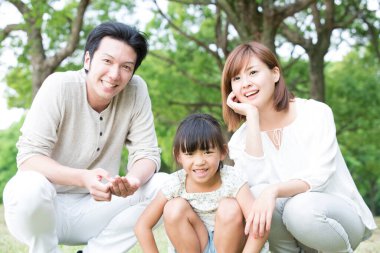 park içinde mutlu bir aile portresi 