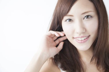 Beyaz arka planda poz veren genç bir kadın 