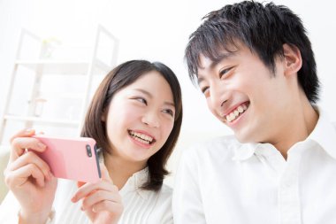 akıllı telefon kullanan genç Çift