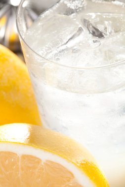 Buzlu su ve portakala yakın. 