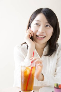 İçkili genç Asyalı kadın.