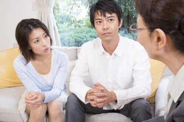 Genç Asyalı çift doktoru ziyaret ediyor. 