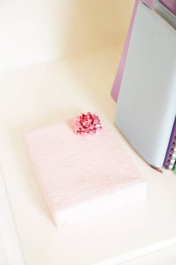 Dolabında hediye olan renkli defterler.