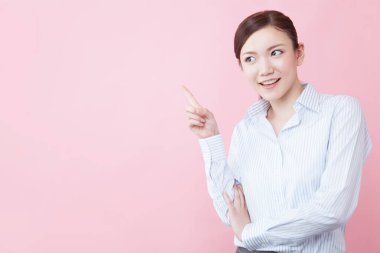 Genç Asyalı kadın pembe arka planda parmaklarıyla yan yana