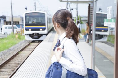 Şehir tren istasyonunda sırt çantalı genç bir kadın. 