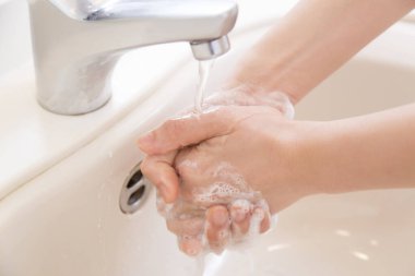 Ellerini lavaboda sabunla yıka.