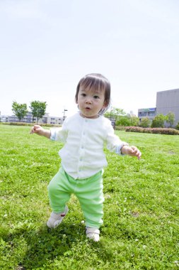 Parktaki sevimli erkek bebek.