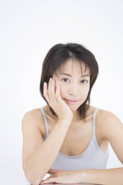 Beyaz arka plan üzerinde gülümseyen genç Asyalı kadın 