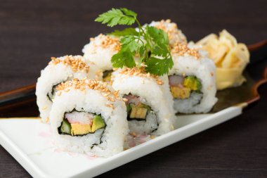 Geleneksel lezzetli suşi seti. Suşi menüsü. Japon mutfağı, restoran. Deniz ürünleri, Asya yemekleri.