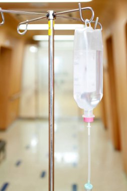Hastane koğuşunda damar içi torba asılı. 