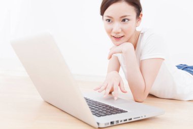 Laptoplu güzel Asyalı kadın.