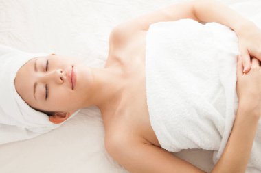 güzel Asyalı kadın masaj masanın üzerinde yatan