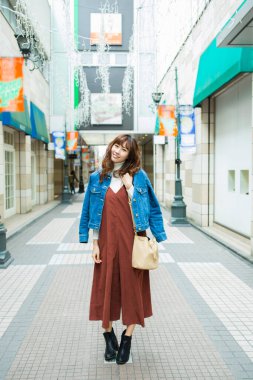 Sokakta çanta taşıyan güzel Asyalı bir kızın portresi.