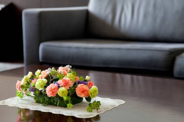 Masada çiçek buketi, güzel iç tasarım.
