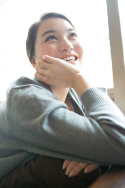 Kafede oturan genç ve güzel bir Japon kadın.