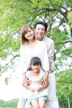 Genç aile parkta eğleniyor