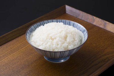 Tahta masada kaynamış pirinç, Japon mutfağı.