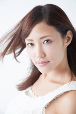 Beyaz arka planda güzel bir Asyalı kadın. 