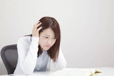 Masada okuyan genç bir kız öğrenci. 