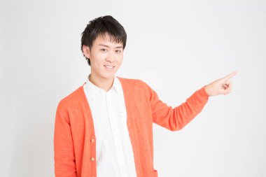 Parmak ile bir şey gösteren Asyalı bir adamın portresi.