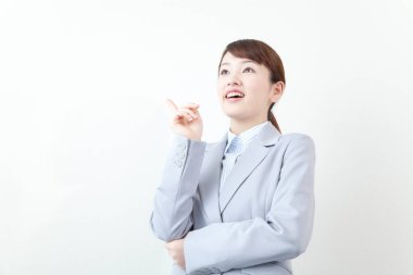 genç bir kadın beyaz zemin üzerine işaret