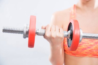 genç kadın dumbbell ile