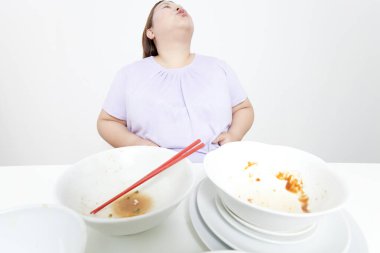 Yemek yedikten sonra şişman kadın.