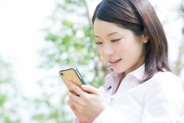 parkta cep telefonu kullanan kadın 