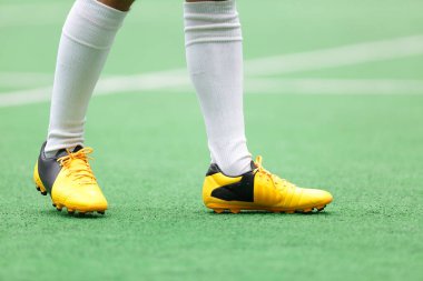 Futbol sahasında futbolcu