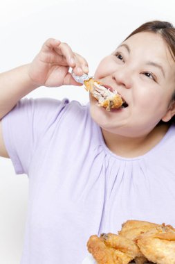 Şişman Asyalı kadın et yiyor. Stüdyo resmi