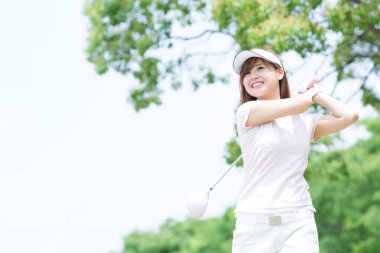 Güzel Asyalı kadın golfçü
