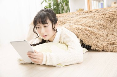 evde tablet bilgisayar kullanan kadın