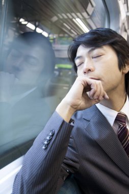 Yetişkin Japon iş adamının trendeki portresi.