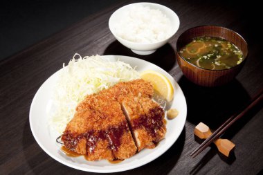 Kıtır domuz pirzolası yanında doğranmış lahana pirinç miso çorbası.