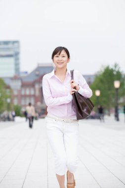 Sokakta yürüyen Asyalı kadın.