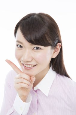 Beyaz arka planda izole edilmiş bir parmağı olan genç kadın..