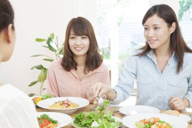  Arkadaşlar yemek yiyor ve birlikte yemek yiyorlar.