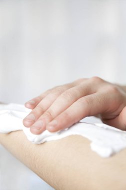 Tıraş köpüğü. Tıraş olan bir erkeğin elini kapat. 